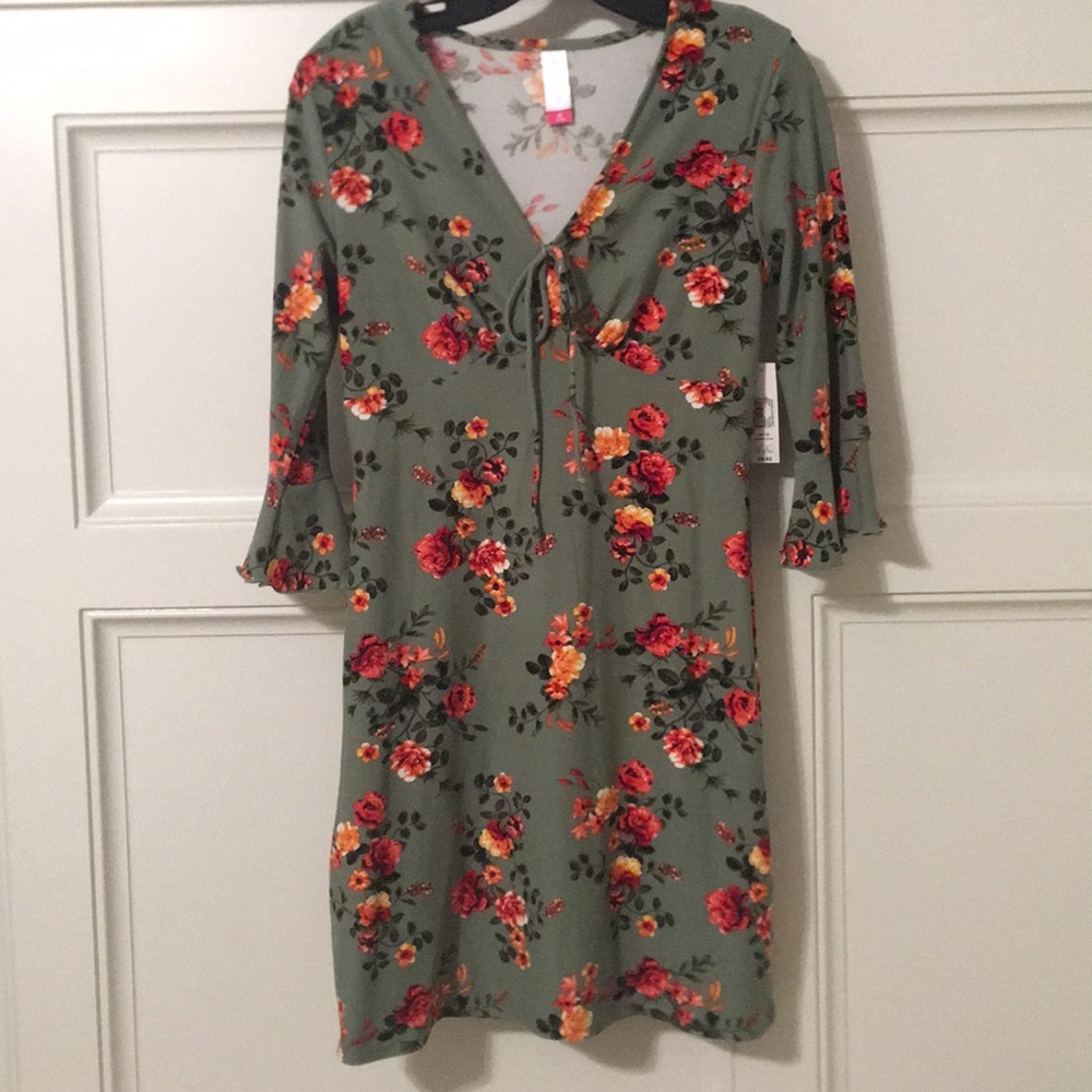 No Boundaries Floral Dress . 3/4 sleeves.